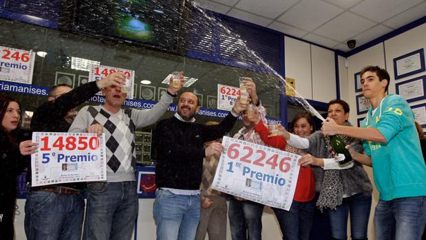 Imagen de archivo de la celebración de los premios de la Lotería en una administración de Manises