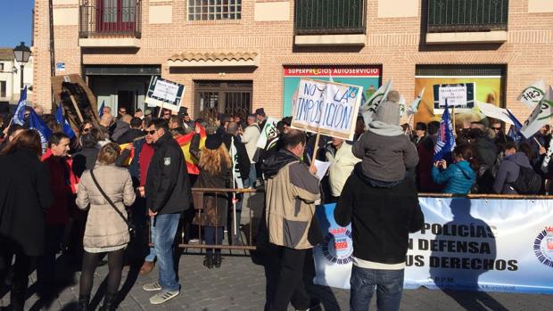 Imagen de la concentración celebrada ayer en la Plaza del Puente, en Serranillos del Valle