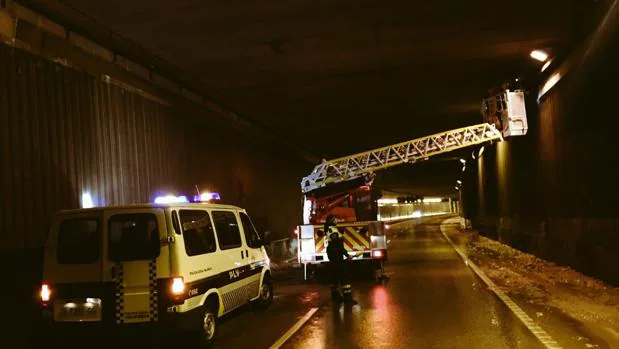 Imagen de los bomberos arreglando los desperfectos en el túnel del Saler