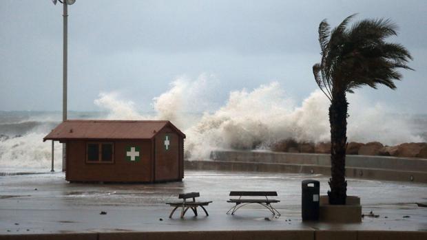 Imagen del temporal en el paseo marítimo de Torrevieja