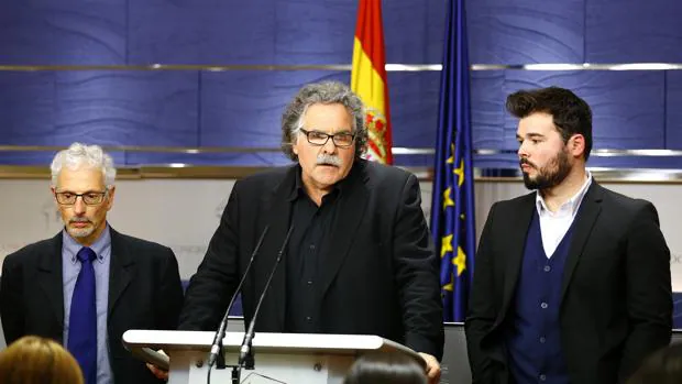 A la izquierda de Joan Tardá, el juez suspendido Santiago Vidal