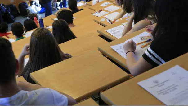 Estudiantes de Bachillerato, en un aula de examen del PAU