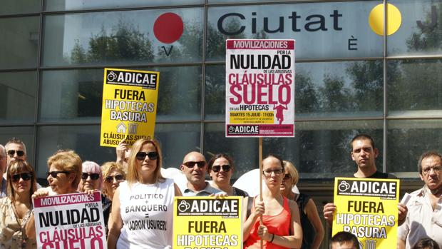 Imagen de una protesta convocada por Adicae en Valencia