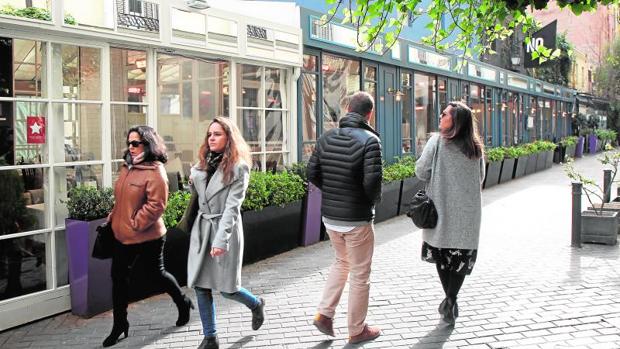 Los restaurantes del callejón de Puigcerdá, ayer, aún abiertos