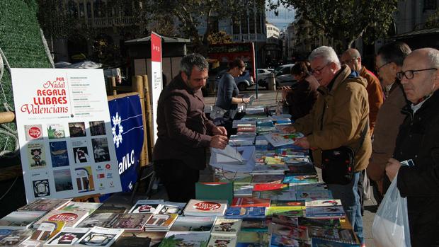 Imagen de uno de los estands colocados este martes en la plaza del Ayuntamiento de Valencia