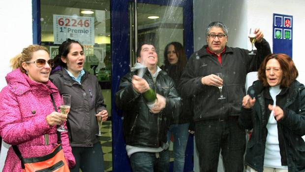 Una administración de Palencia celebra la venta del Gordo de Navidad en 2013