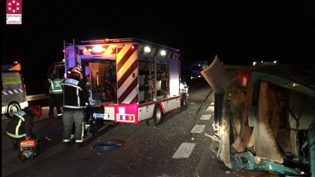 Lugar del accidente, con los efectivos de Emergencias trabajando in situ