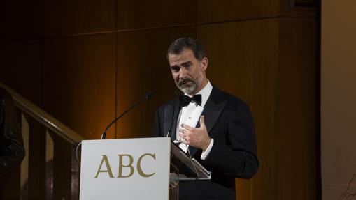 Felipe VI dando un discurso durante la entrega de Premios ABC de periodismo