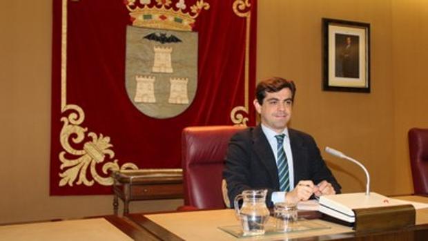 El alcalde de Albacete, Javier Cuenca, durante el pleno municipal