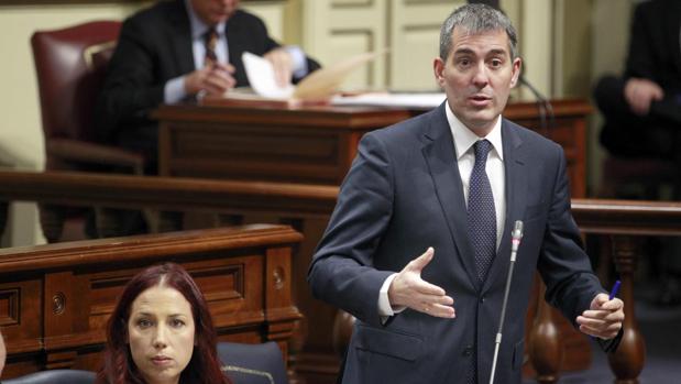 El presidente de Canarias, Fernando Clavijo, junto a la hasta hoy vicepresidenta Patricia Hernández