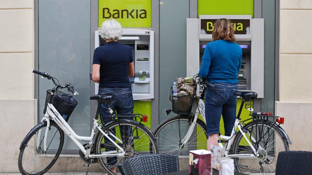 Dos personas retiran dinero de unos cajeros en Valencia