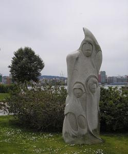 Estatua en honor a Isabel Zendal en La Coruña