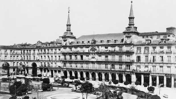 En el siglo XIX, la Plaza Mayor fue ajardinada. Un idílico espacio que hasta 1809 sirvió de cadalso a la Inquisición
