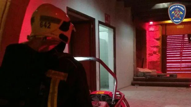 Bomberos de Mallorca extinguen un incendio intencionado en una sala de fiestas del municipio de Marratxí