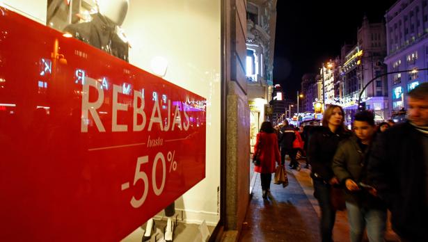 Un cartel con «rebajas de hasta el 50%» preside el escaparate de una tienda de ropa en Gran Vía