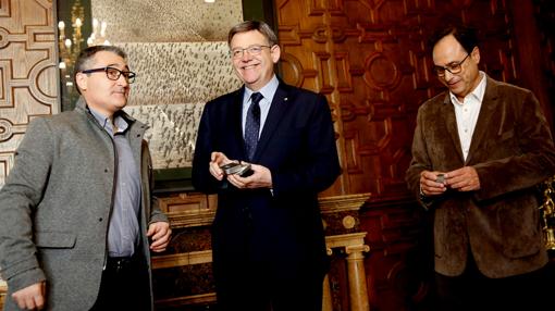 Vicent Cucarella entrega el informe al presidente de la Generalitat, Ximo Puig, y al conseller de Hacienda, Vicent Soler