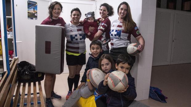 Elena, Mar, Bea (con Santi en brazos) y Lola, acompañadas por Nacho, la pequeña Lola y Gonzalo