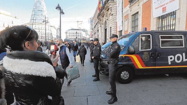 Agentes del Cuerpo Nacional de Policía en la Puerta del Sol