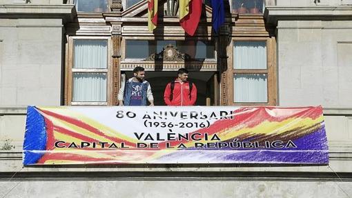 Imagen de la pancarta colgada el 14 de abril en el Ayuntamiento de Valencia