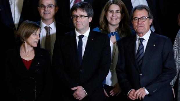 El presidente catalán, Carles Puigdemont, junto a Mas y Forcadell en la cumbre por el referéndum
