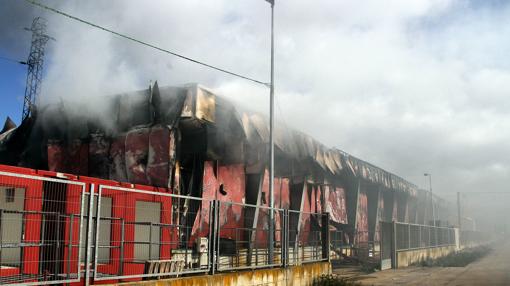 El fuego calcinó buena parte de Embutidos Rodríguez, una empresa de La Bañeza con más de 90 años de historia y 400 trabajadores