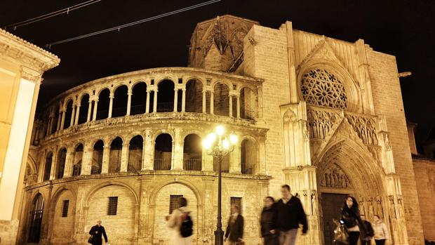 Vista nocturna de la Catedral de Valencia
