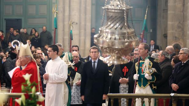 Feijóo, como delegado regio, durante la procesión que recorre las naves de la Catedral de Santiago