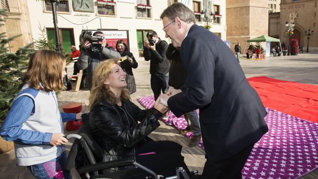 Ximo Puig saluda a la alcaldesa de Castellón, Amparo Marco, en una imagen tomada este lunes