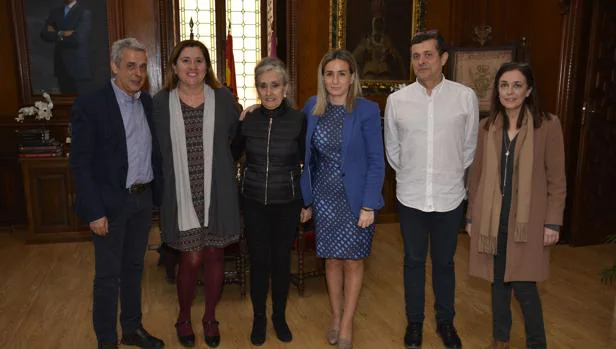 La alcaldesa con la familia e hijos del escultor y la concejal de Turismo en el Ayuntamiento