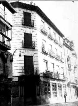 Fachada del Banco Central de Toledo, inaugurada en 1923, en la calle del Comercio