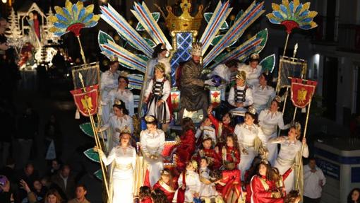 Una de las carrozas de los reyes de la cabalgata de Villaverde en 2015