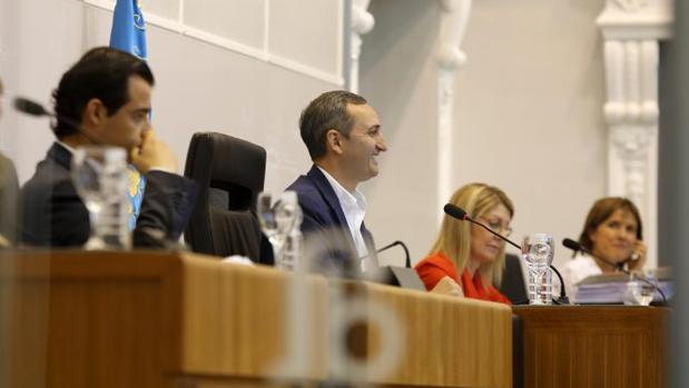 Mesa presidencial de la Diputación de Alicante durante una sesión plenaria