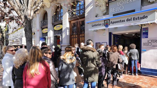 Imagen de las colas frente a una Administración de Loterías del centro de Valencia