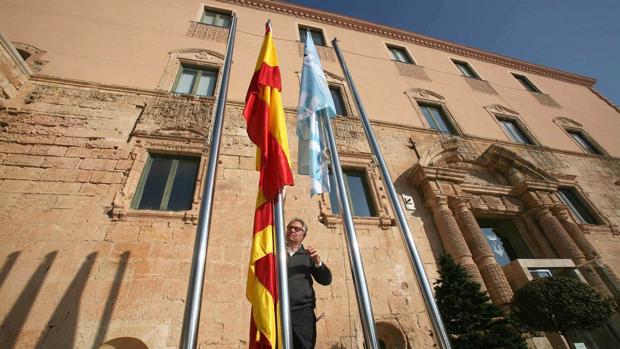 El alcalde, esta mañana mientras izaba la bandera española