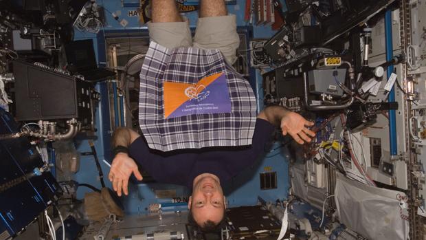 Miguel López-Alegría con el pañuelo de yerbas en uno de sus viajes espaciales