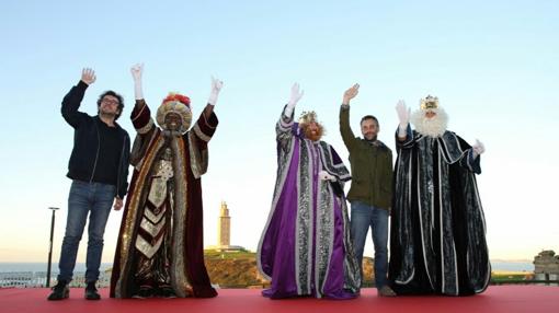 Los Reyes con el alcalde rupturista de La Coruña, Xulio Ferreiro (d)