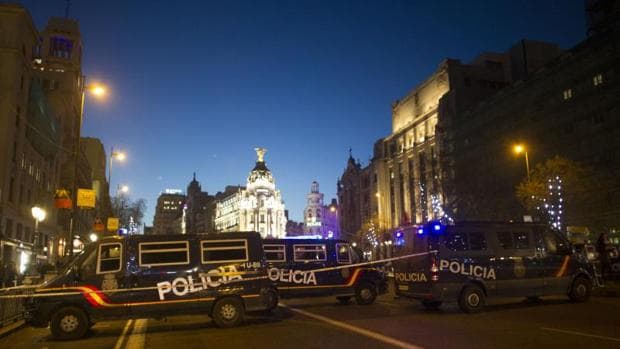 Vehículos policiales hacen de escudo en la calle de Alcalá