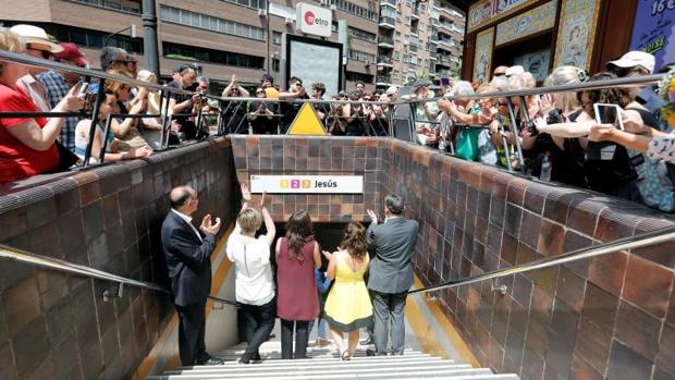 Descubrimiento de la placa con el nombre de la nueva placa de la estación de metro del accidente, 10 años después