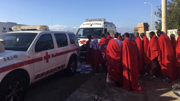 Cincuenta inmigrantes fueron rescatados ayer en una patera frente a las costas de Málaga