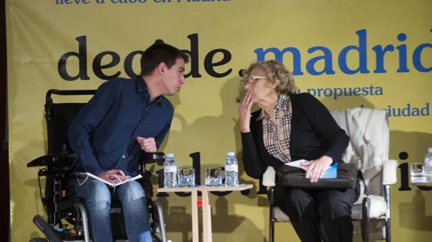 El concejal de Participación Ciudadana, Pablo Soto, y la alcaldesa Manuela Carmena durante la presentación de la web Decide Madrid