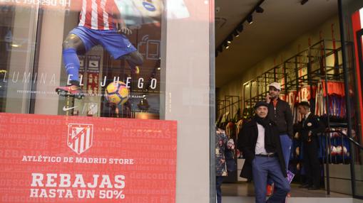 Los escaparates de la tienda del Atlético, con carteles de «rebajas hasta un 50%»