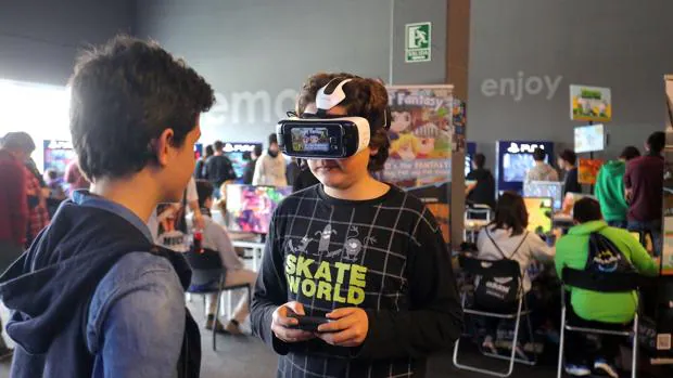 Imatge d'un jove jugant a un videojoc amb realitat virtual