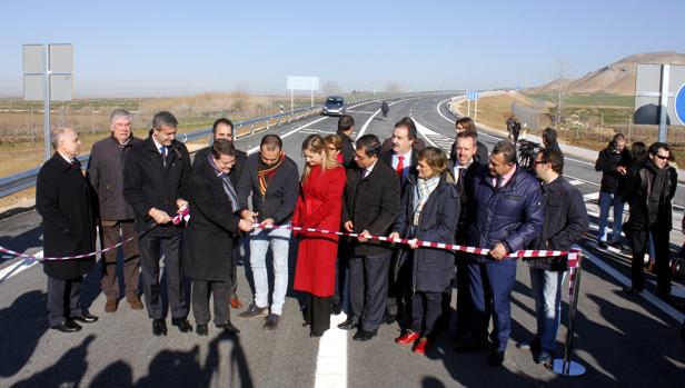El presidente de Castilla-La Mancha corta la banda como símbolo de la inauguración de la vía