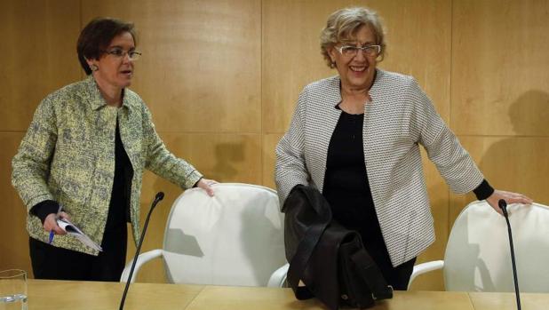 La portavoz del PSOE en el Ayuntamiento, Purificación Causapié; y la alcaldesa de Madrid, Manuela Carmena
