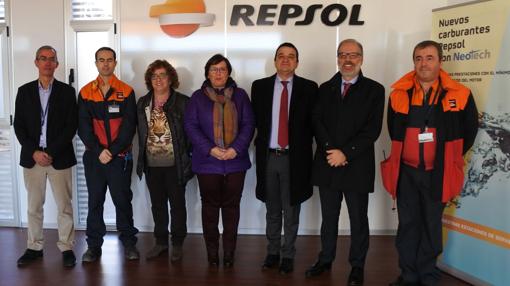 El consejero y su equipo, con los encargados de la planta en Puertollano