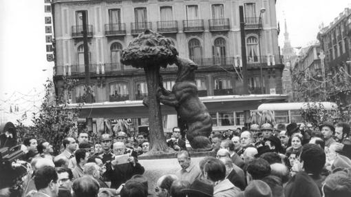 Inauguración de la estatua en su primer emplazamiento de la Puerta del Sol