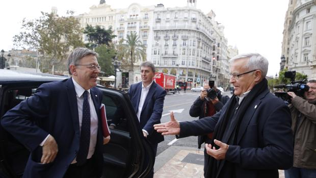 Imagen de la llegada de Puig al Ayuntamiento de Valencia esta mañana