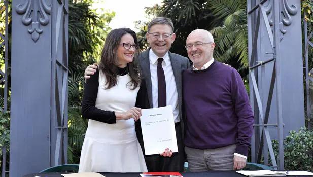 Imagen de Oltra, Puig y Montiel tras la firma del acuerdo