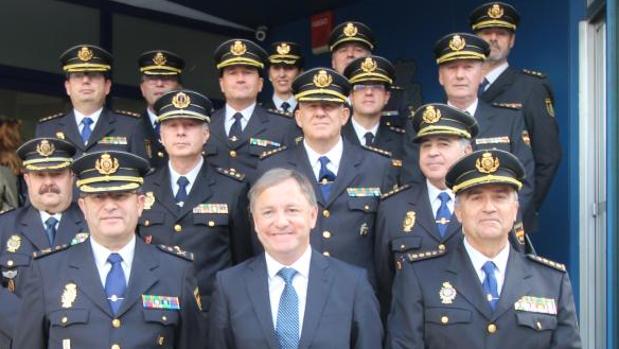 Moragues con los oficiales de la Policía Nacional en Valencia