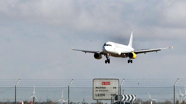 Un avión aterriza en el aeropuerto de Villanubla, en Valladolid, el único que ganó viajeros